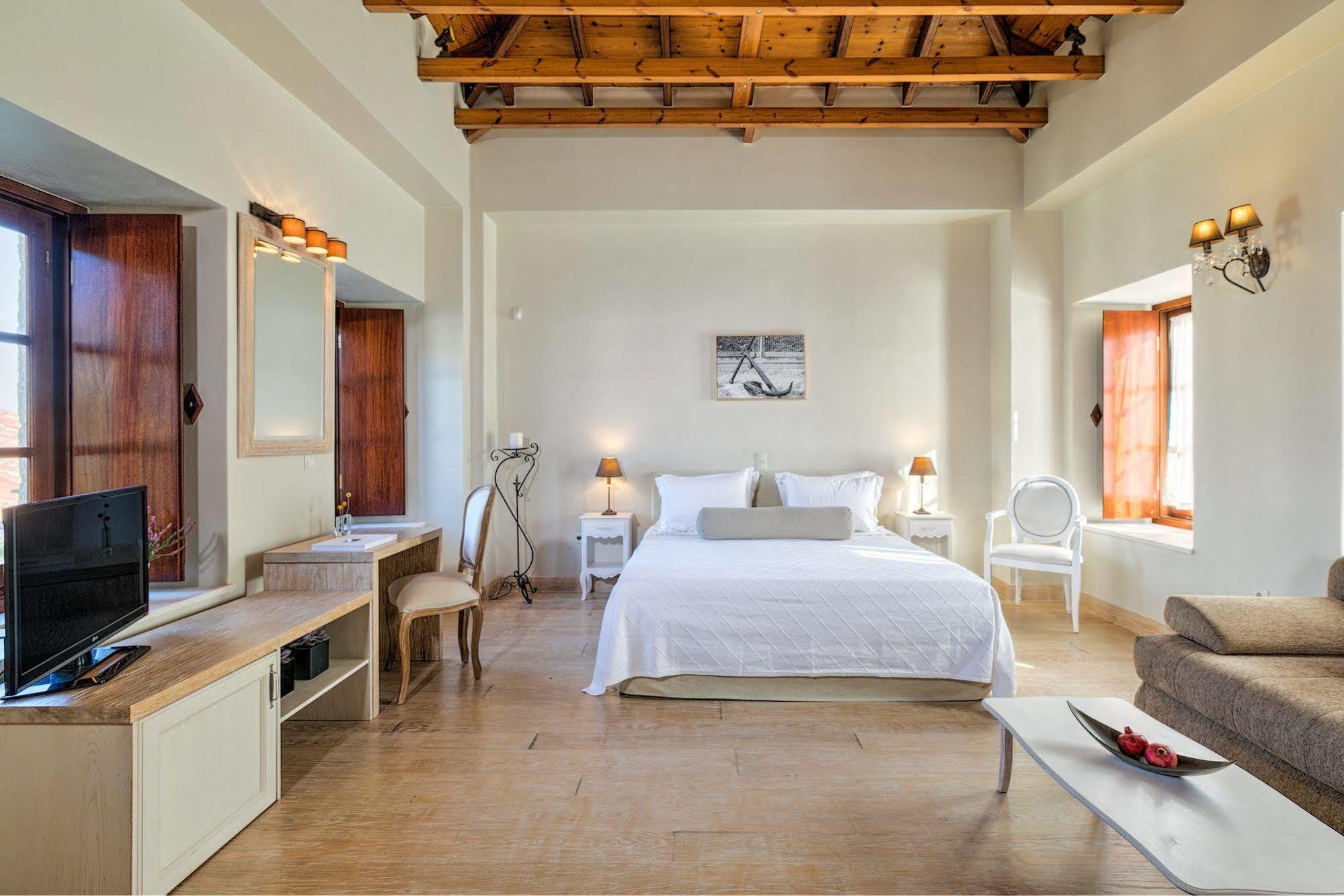 Mare Monte Luxury Suites Spetses Town Exterior photo